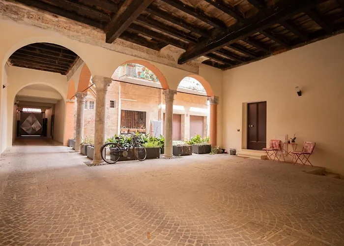 Mansarda Shakespeare - Car Parking * فيرّارا