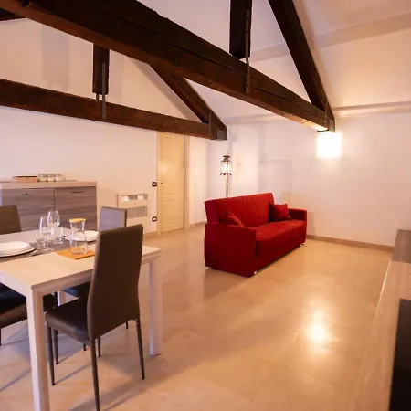 아파트 Mansarda Shakespeare - Car Parking *